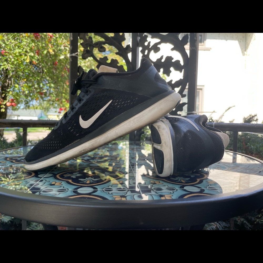 Nike running shoes black and white size 7
